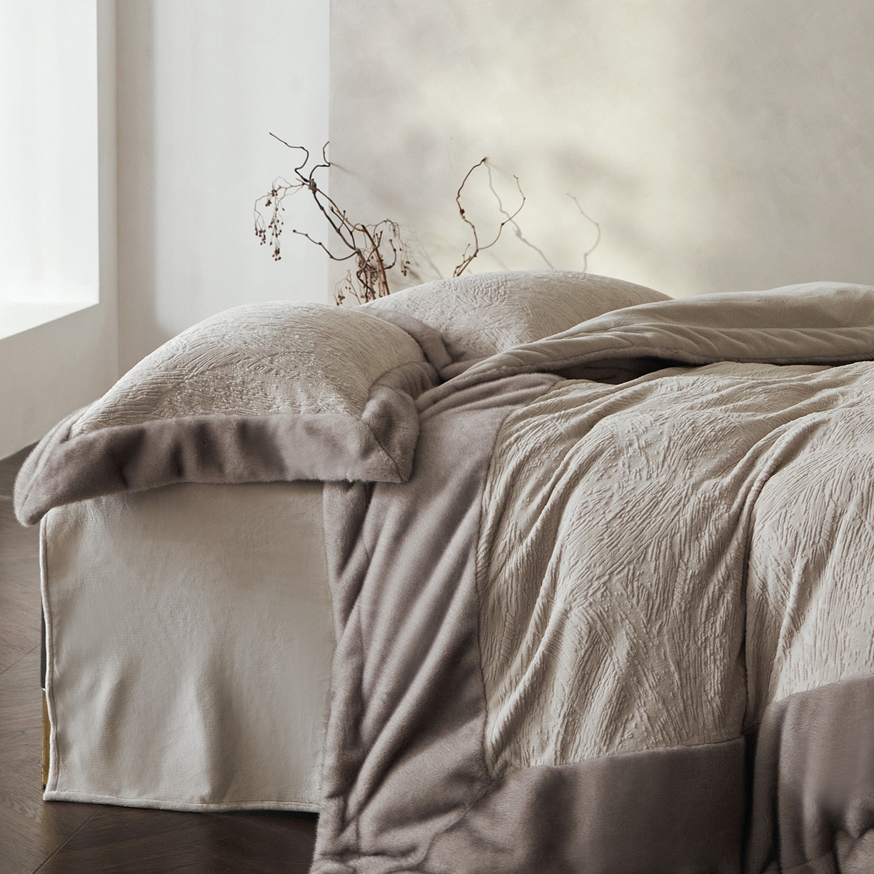 91家纺网 家纺一手货源 找家纺 佳汐蓝家纺 2025新款雕花牛奶绒水貂毛拼边四件套-丹尔曼（卷后不低于398起） 丹尔曼-白灰