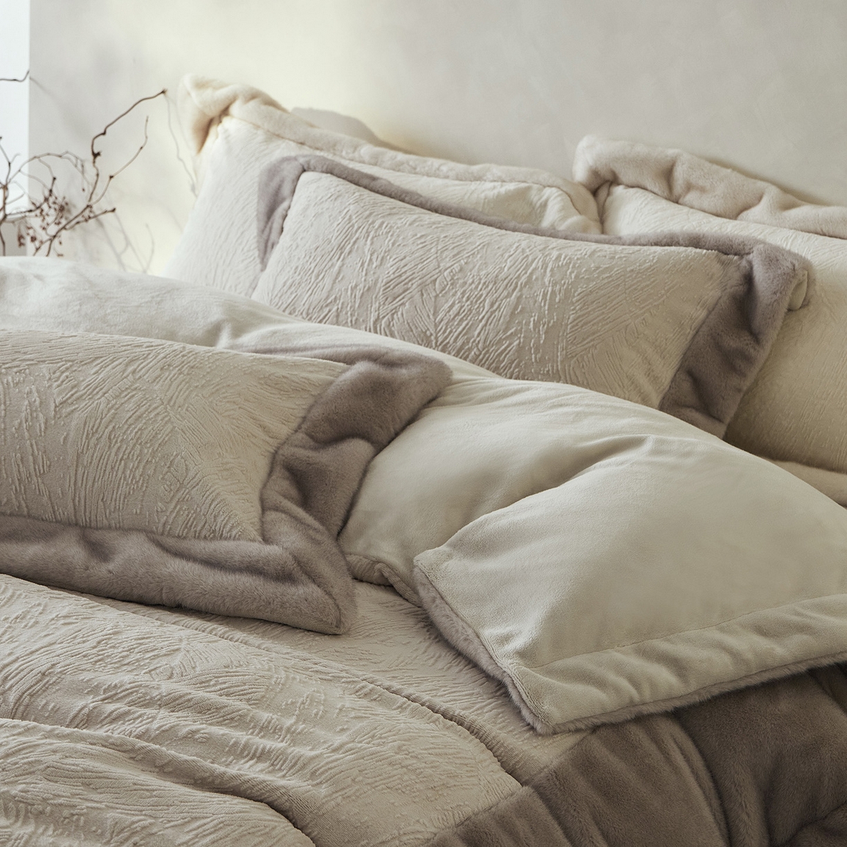 91家纺网 家纺一手货源 找家纺 佳汐蓝家纺 2025新款雕花牛奶绒水貂毛拼边四件套-丹尔曼（卷后不低于398起） 丹尔曼-白灰