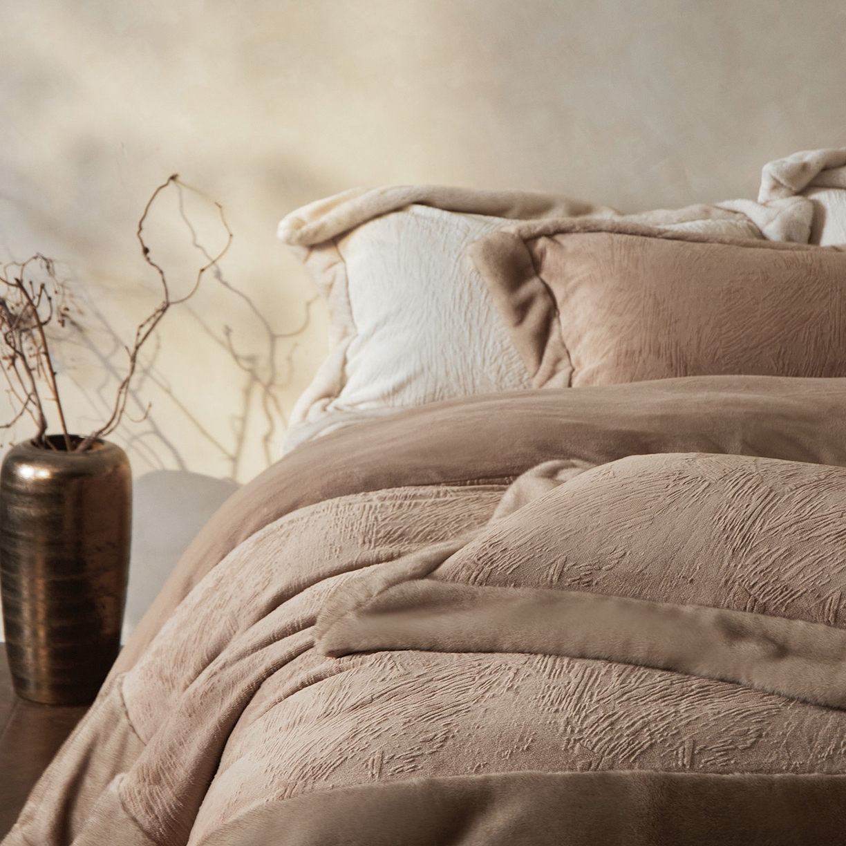 91家纺网 家纺一手货源 找家纺 佳汐蓝家纺 2025新款雕花牛奶绒水貂毛拼边四件套-丹尔曼（卷后不低于398起） 丹尔曼-咖色