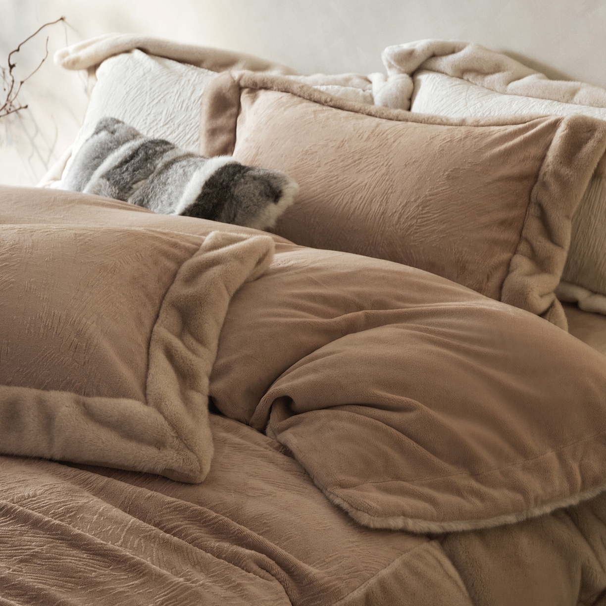 91家纺网 家纺一手货源 找家纺 佳汐蓝家纺 2025新款雕花牛奶绒水貂毛拼边四件套-丹尔曼（卷后不低于398起） 丹尔曼-咖色