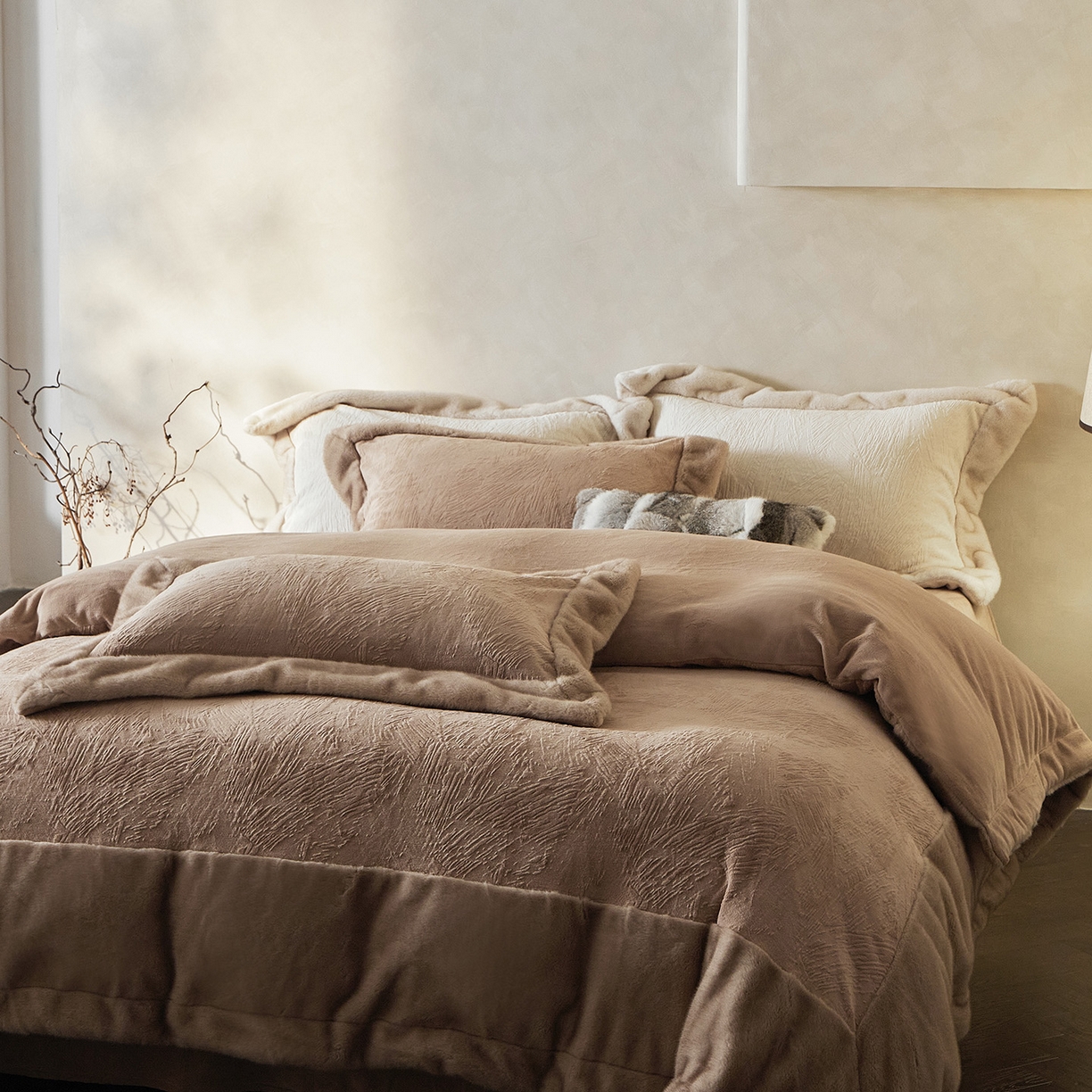 91家纺网 家纺一手货源 找家纺 佳汐蓝家纺 2025新款雕花牛奶绒水貂毛拼边四件套-丹尔曼（卷后不低于398起） 丹尔曼-咖色