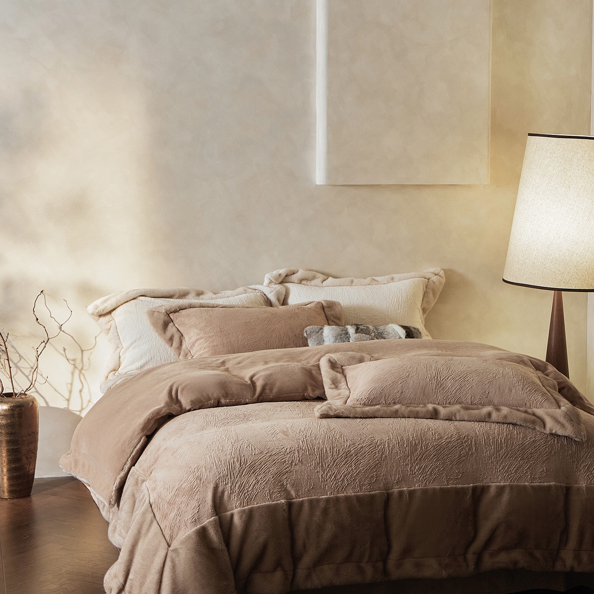 91家纺网 家纺一手货源 找家纺 佳汐蓝家纺 2025新款雕花牛奶绒水貂毛拼边四件套-丹尔曼（卷后不低于398起） 丹尔曼-咖色