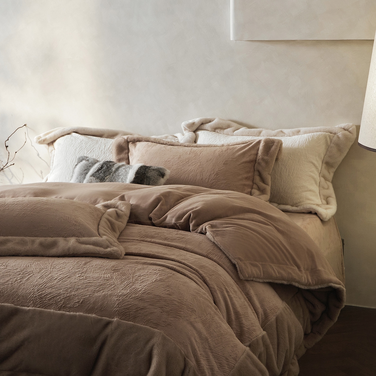 91家纺网 家纺一手货源 找家纺 佳汐蓝家纺 2025新款雕花牛奶绒水貂毛拼边四件套-丹尔曼（卷后不低于398起） 丹尔曼-咖色