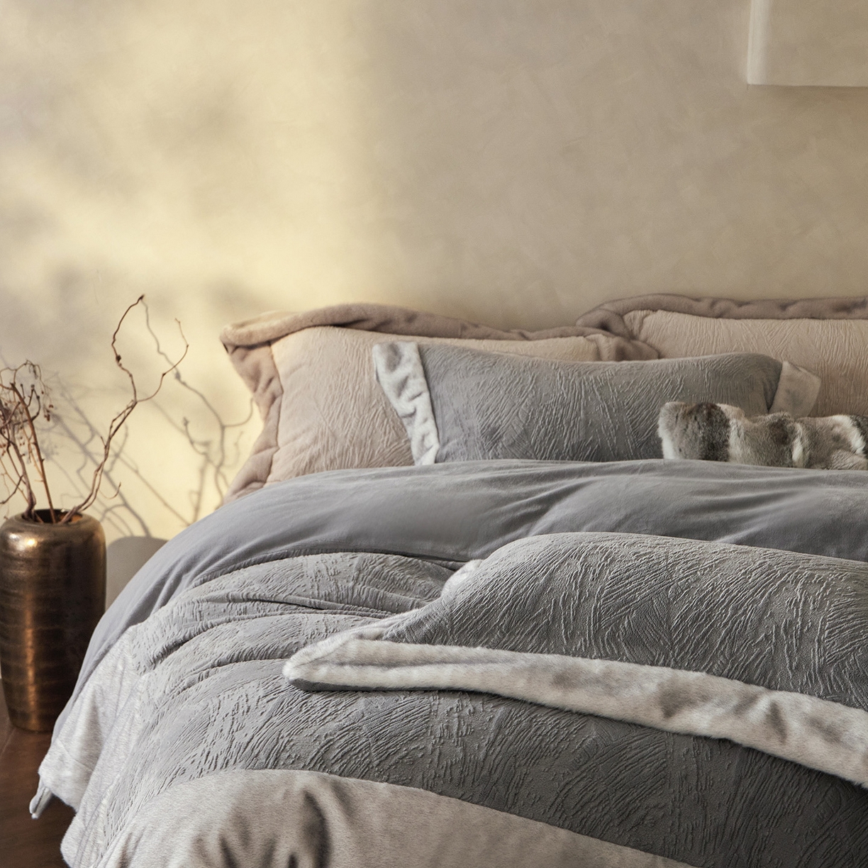 91家纺网 家纺一手货源 找家纺 佳汐蓝家纺 2025新款雕花牛奶绒水貂毛拼边四件套-丹尔曼（卷后不低于398起） 丹尔曼-蓝灰