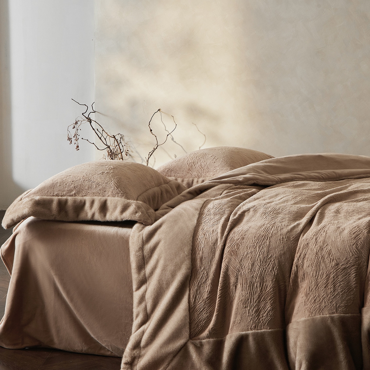 91家纺网 家纺一手货源 找家纺 佳汐蓝家纺 2025新款雕花牛奶绒水貂毛拼边四件套-丹尔曼（卷后不低于398起） 丹尔曼-咖色