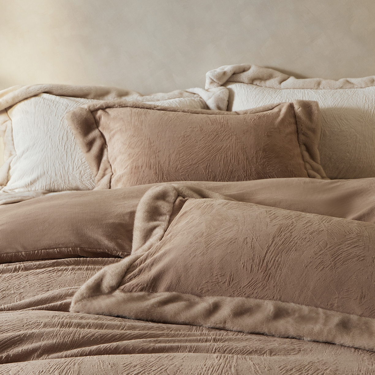 91家纺网 家纺一手货源 找家纺 佳汐蓝家纺 2025新款雕花牛奶绒水貂毛拼边四件套-丹尔曼（卷后不低于398起） 丹尔曼-咖色