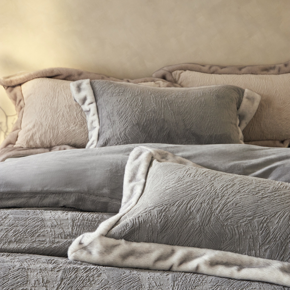 91家纺网 家纺一手货源 找家纺 佳汐蓝家纺 2025新款雕花牛奶绒水貂毛拼边四件套-丹尔曼（卷后不低于398起） 丹尔曼-蓝灰