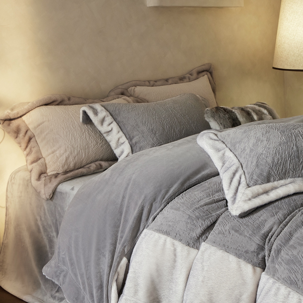 91家纺网 家纺一手货源 找家纺 佳汐蓝家纺 2025新款雕花牛奶绒水貂毛拼边四件套-丹尔曼（卷后不低于398起） 丹尔曼-蓝灰