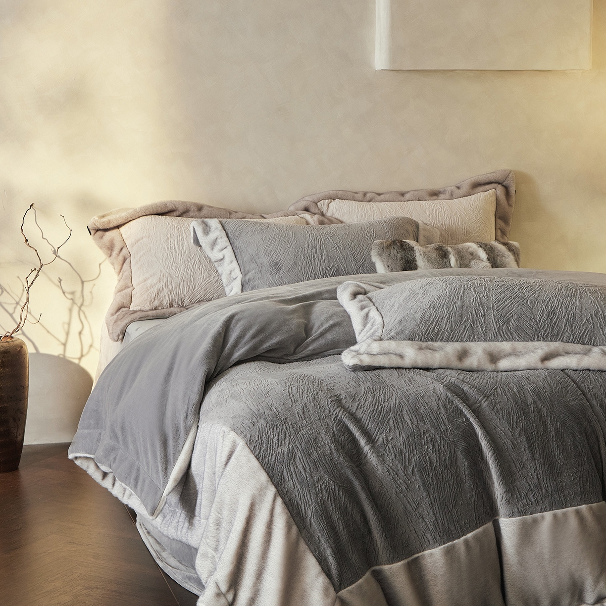 91家纺网 家纺一手货源 找家纺 佳汐蓝家纺 2025新款雕花牛奶绒水貂毛拼边四件套-丹尔曼（卷后不低于398起） 丹尔曼-蓝灰