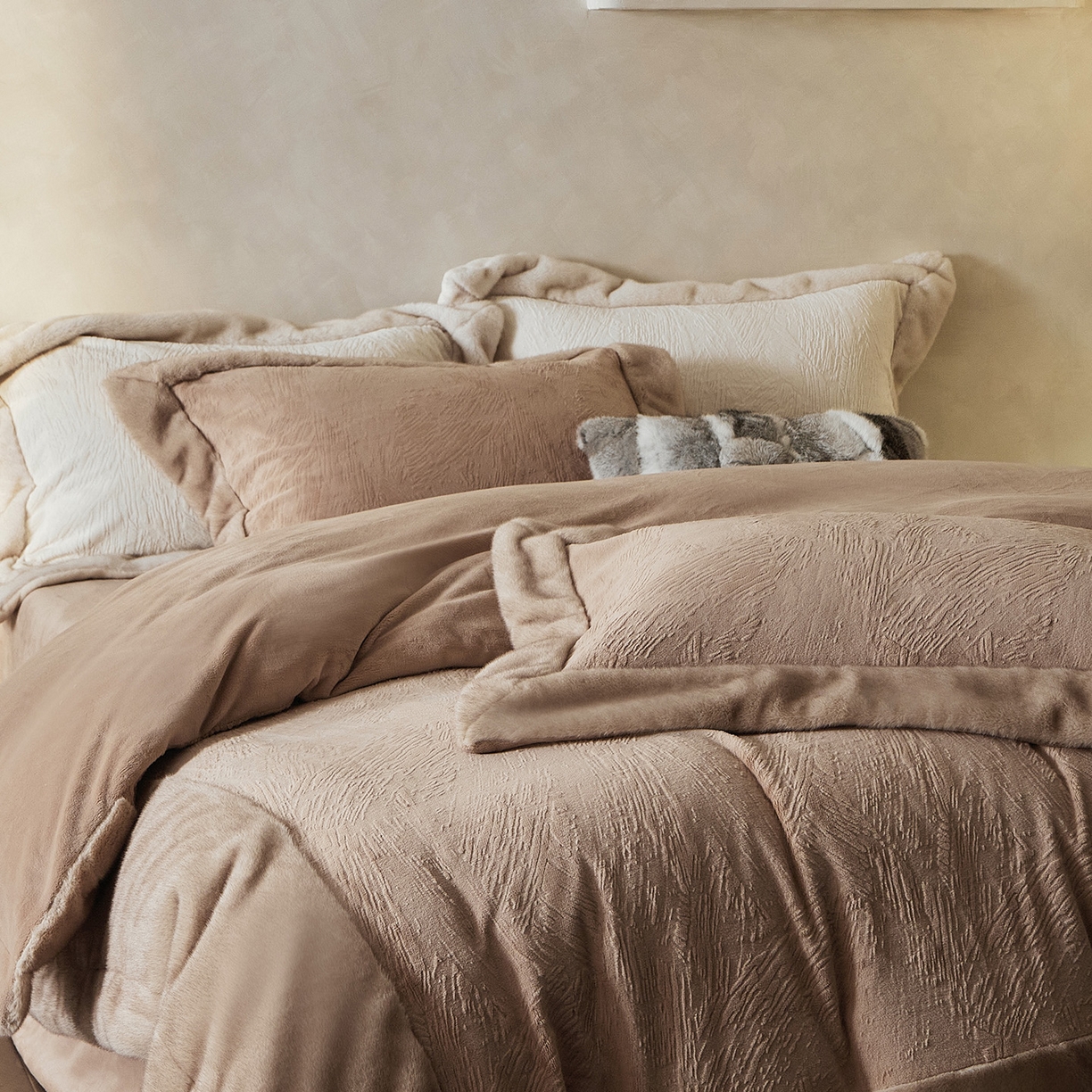 91家纺网 家纺一手货源 找家纺 佳汐蓝家纺 2025新款雕花牛奶绒水貂毛拼边四件套-丹尔曼（卷后不低于398起） 丹尔曼-咖色