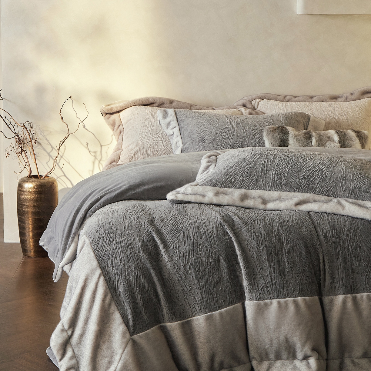 91家纺网 家纺一手货源 找家纺 佳汐蓝家纺 2025新款雕花牛奶绒水貂毛拼边四件套-丹尔曼（卷后不低于398起） 丹尔曼-蓝灰