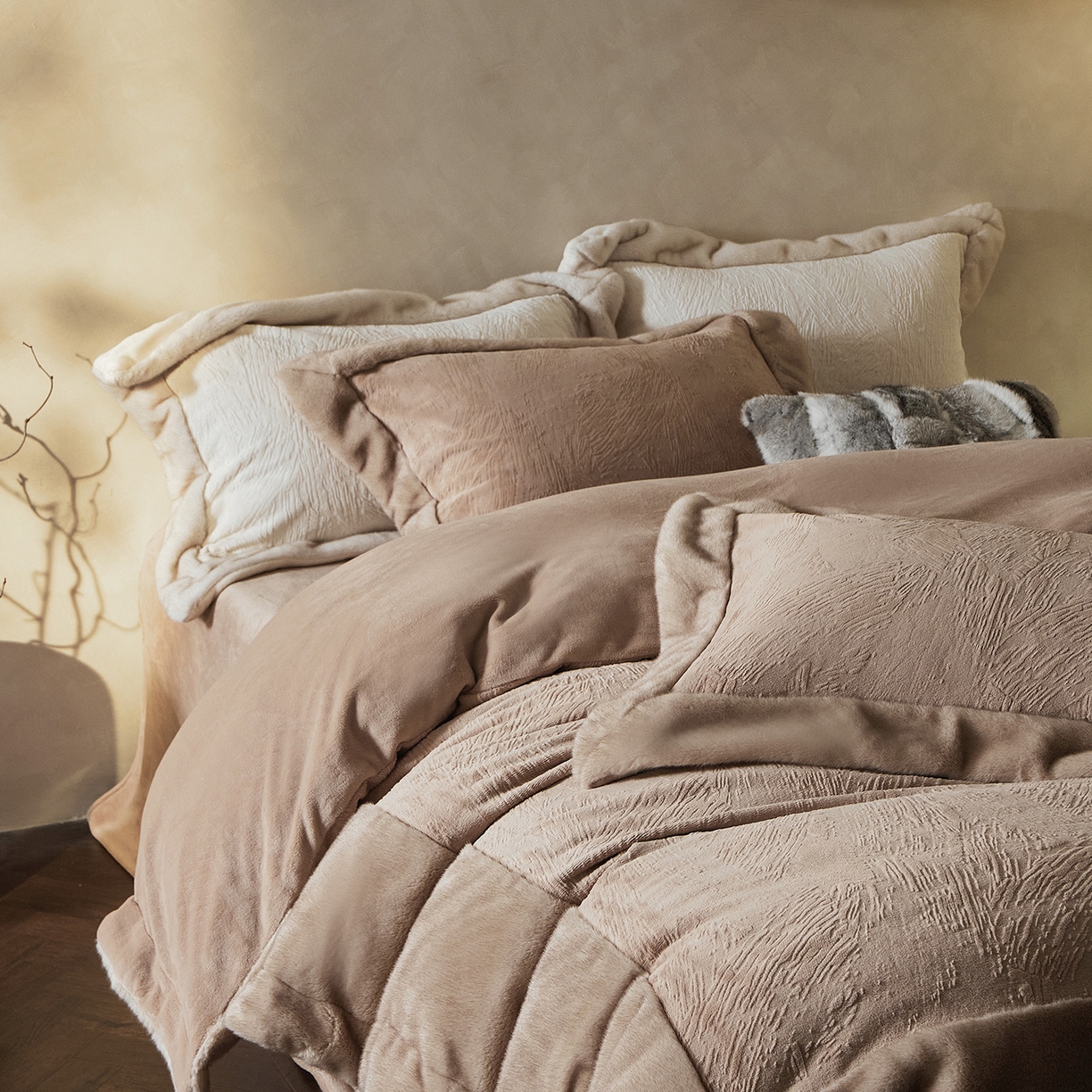 91家纺网 家纺一手货源 找家纺 佳汐蓝家纺 2025新款雕花牛奶绒水貂毛拼边四件套-丹尔曼（卷后不低于398起） 丹尔曼-咖色