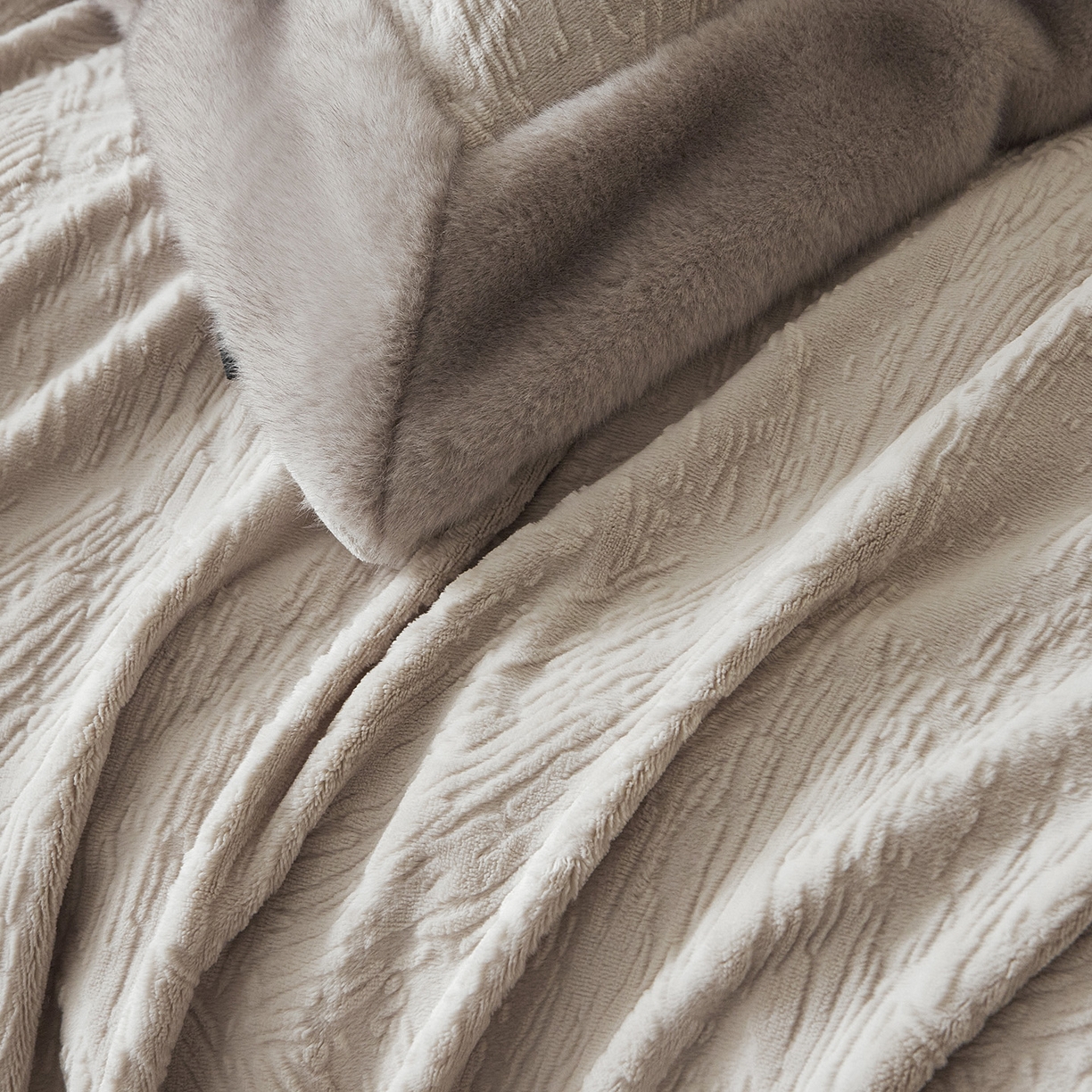 91家纺网 家纺一手货源 找家纺 佳汐蓝家纺 2025新款雕花牛奶绒水貂毛拼边四件套-丹尔曼（卷后不低于398起） 丹尔曼-白灰