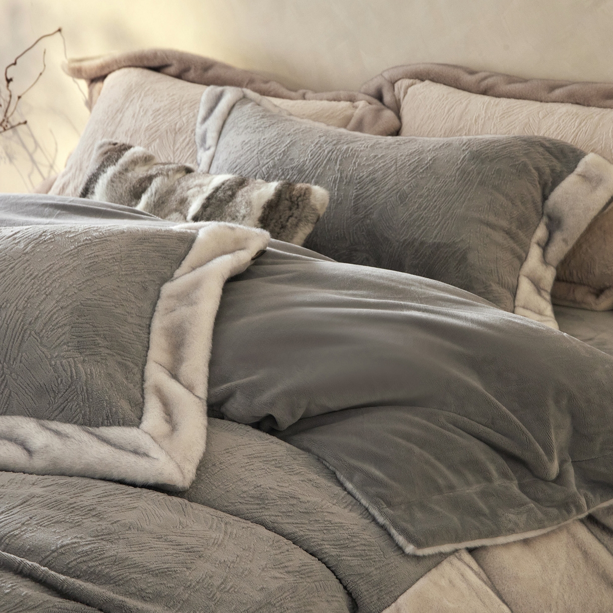 91家纺网 家纺一手货源 找家纺 佳汐蓝家纺 2025新款雕花牛奶绒水貂毛拼边四件套-丹尔曼（卷后不低于398起） 丹尔曼-蓝灰