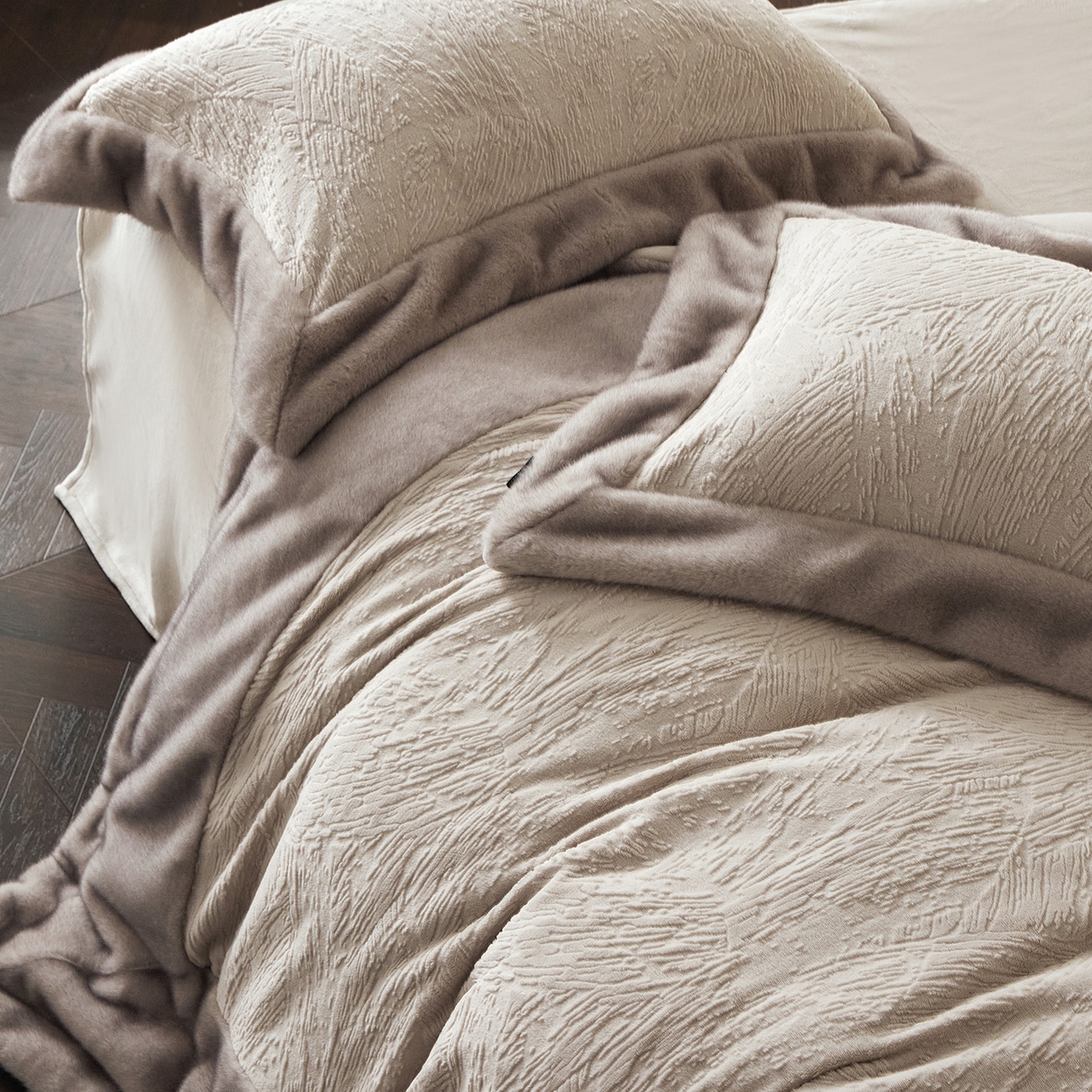 91家纺网 家纺一手货源 找家纺 佳汐蓝家纺 2025新款雕花牛奶绒水貂毛拼边四件套-丹尔曼（卷后不低于398起） 丹尔曼-白灰