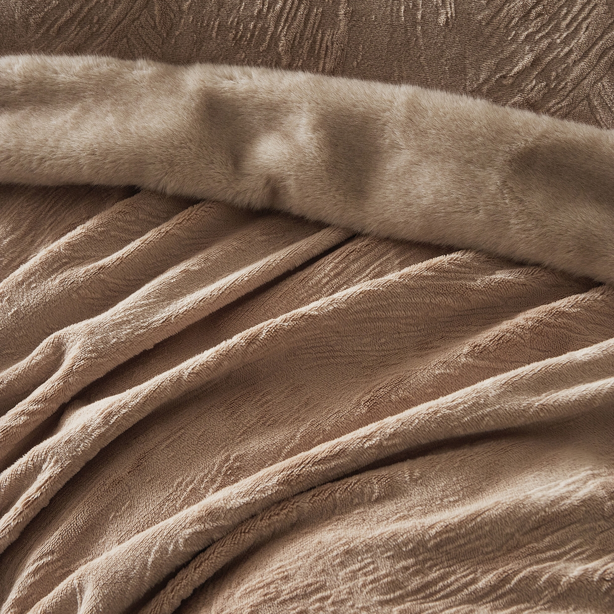 91家纺网 家纺一手货源 找家纺 佳汐蓝家纺 2025新款雕花牛奶绒水貂毛拼边四件套-丹尔曼（卷后不低于398起） 丹尔曼-咖色