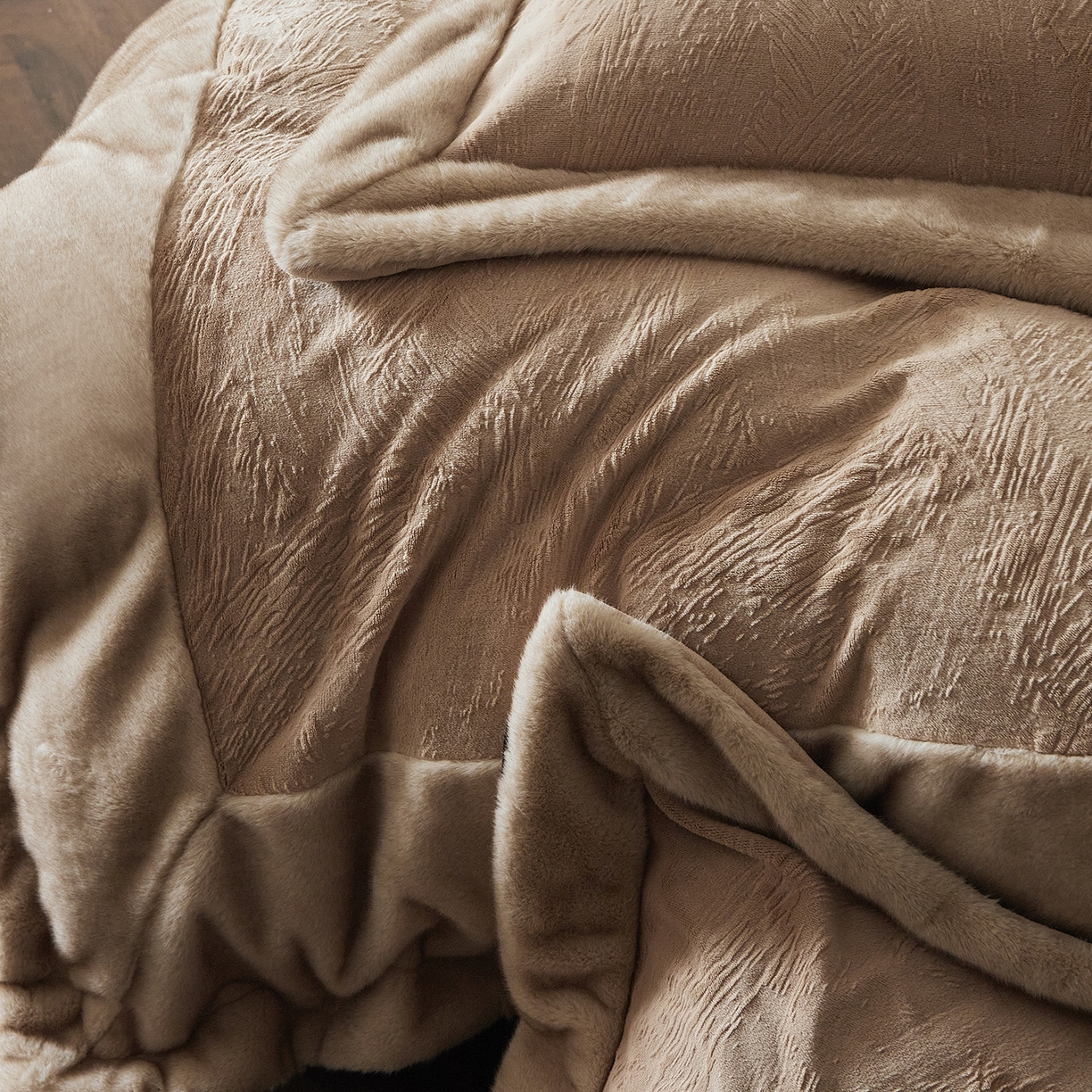 91家纺网 家纺一手货源 找家纺 佳汐蓝家纺 2025新款雕花牛奶绒水貂毛拼边四件套-丹尔曼（卷后不低于398起） 丹尔曼-咖色