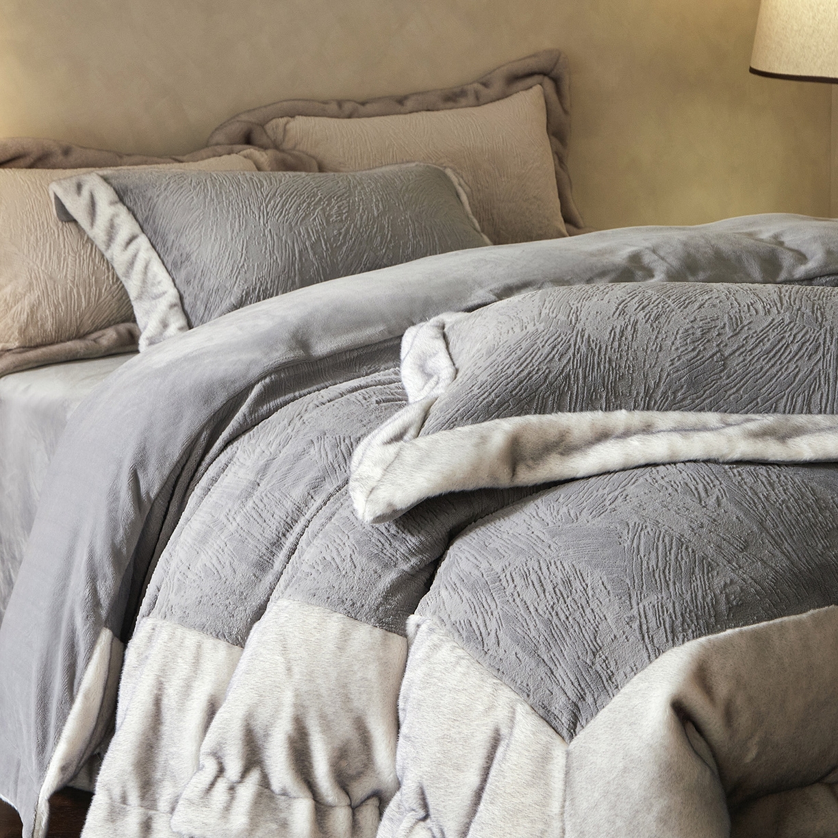 91家纺网 家纺一手货源 找家纺 佳汐蓝家纺 2025新款雕花牛奶绒水貂毛拼边四件套-丹尔曼（卷后不低于398起） 丹尔曼-蓝灰