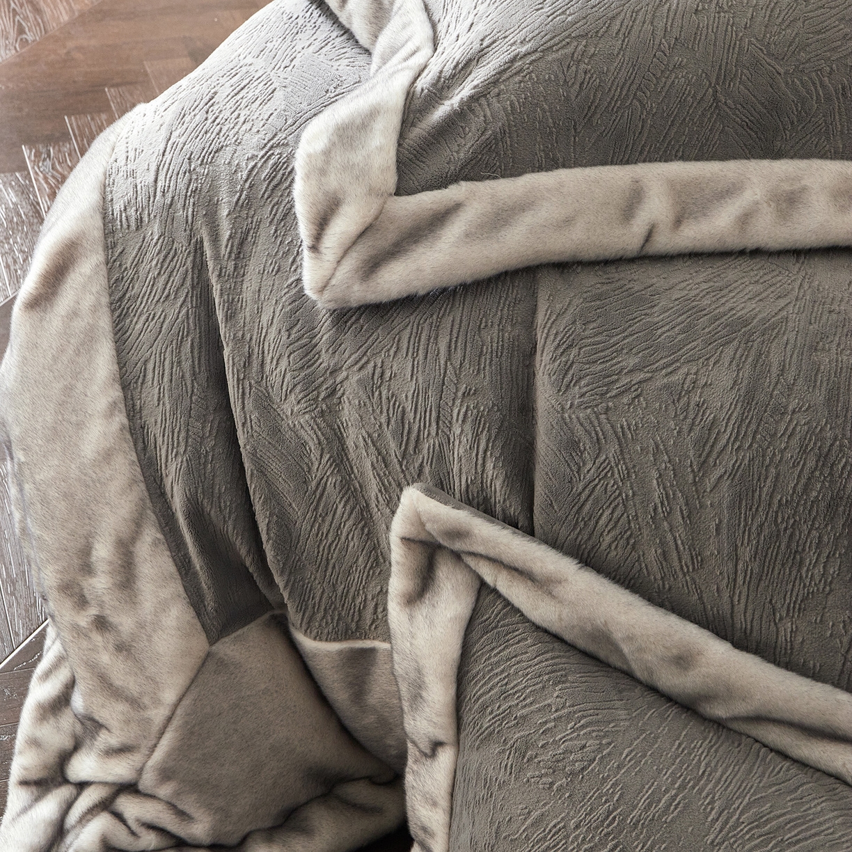 91家纺网 家纺一手货源 找家纺 佳汐蓝家纺 2025新款雕花牛奶绒水貂毛拼边四件套-丹尔曼（卷后不低于398起） 丹尔曼-蓝灰