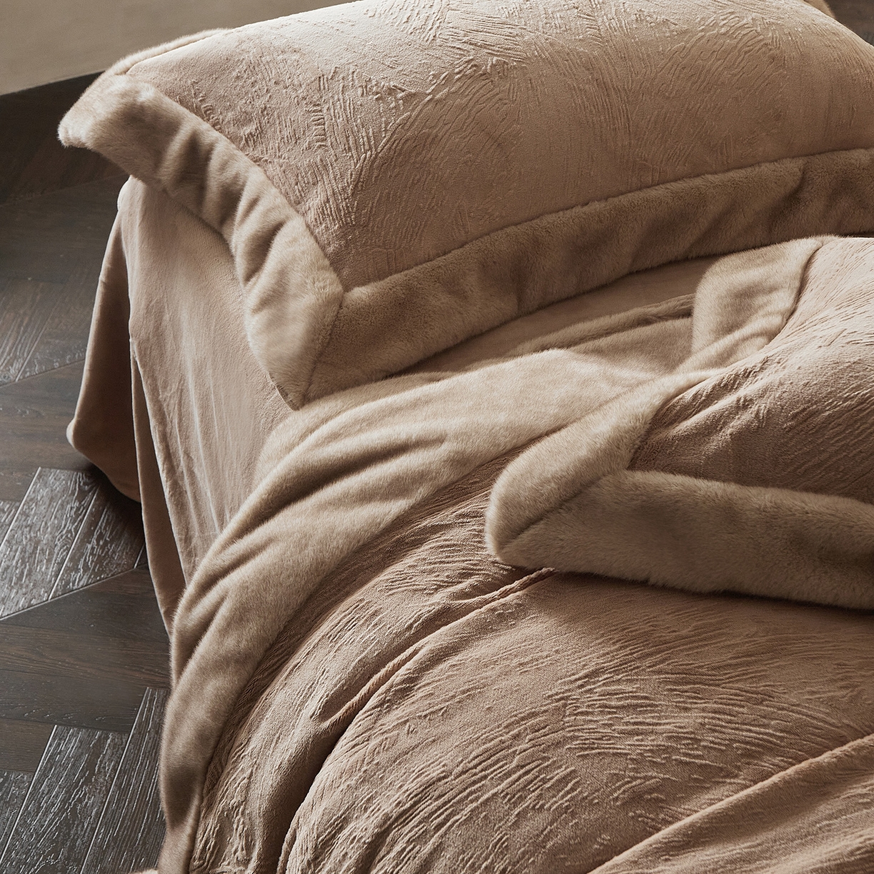 91家纺网 家纺一手货源 找家纺 佳汐蓝家纺 2025新款雕花牛奶绒水貂毛拼边四件套-丹尔曼（卷后不低于398起） 丹尔曼-咖色