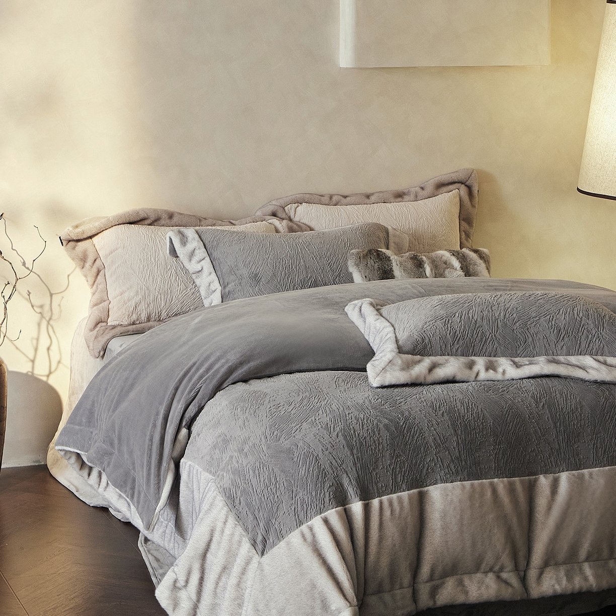 91家纺网 家纺一手货源 找家纺 佳汐蓝家纺 2025新款雕花牛奶绒水貂毛拼边四件套-丹尔曼（卷后不低于398起） 丹尔曼-蓝灰