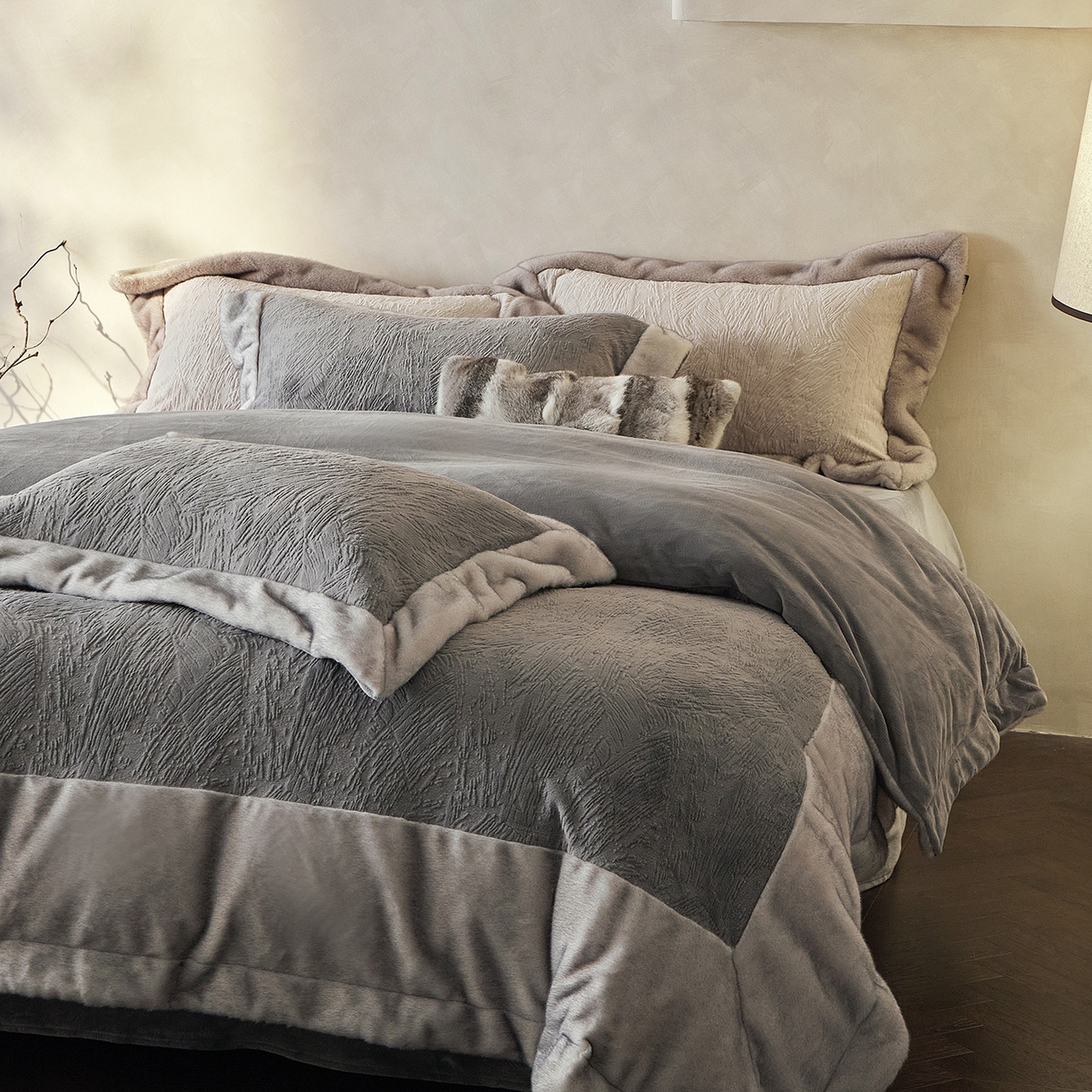 91家纺网 家纺一手货源 找家纺 佳汐蓝家纺 2025新款雕花牛奶绒水貂毛拼边四件套-丹尔曼（卷后不低于398起） 丹尔曼-蓝灰