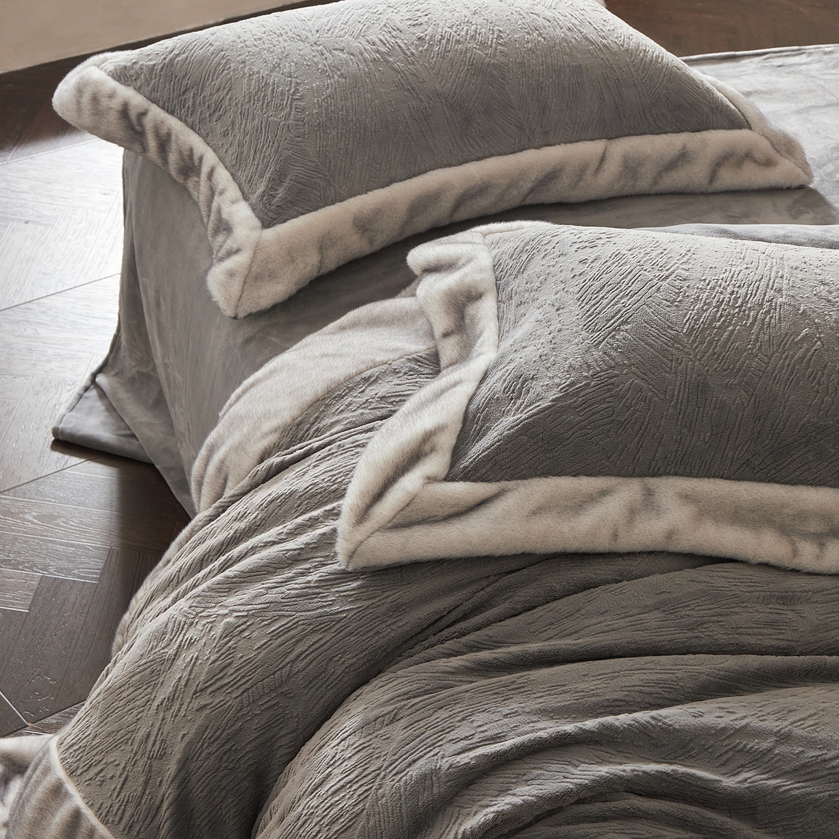 91家纺网 家纺一手货源 找家纺 佳汐蓝家纺 2025新款雕花牛奶绒水貂毛拼边四件套-丹尔曼（卷后不低于398起） 丹尔曼-蓝灰