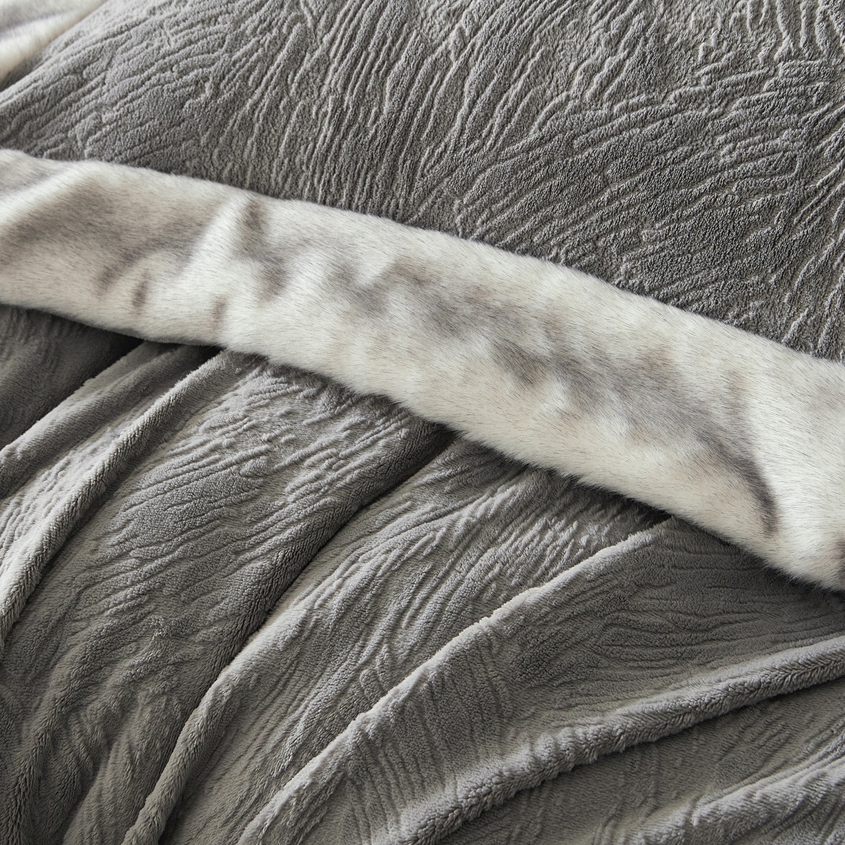 91家纺网 家纺一手货源 找家纺 佳汐蓝家纺 2025新款雕花牛奶绒水貂毛拼边四件套-丹尔曼（卷后不低于398起） 丹尔曼-蓝灰