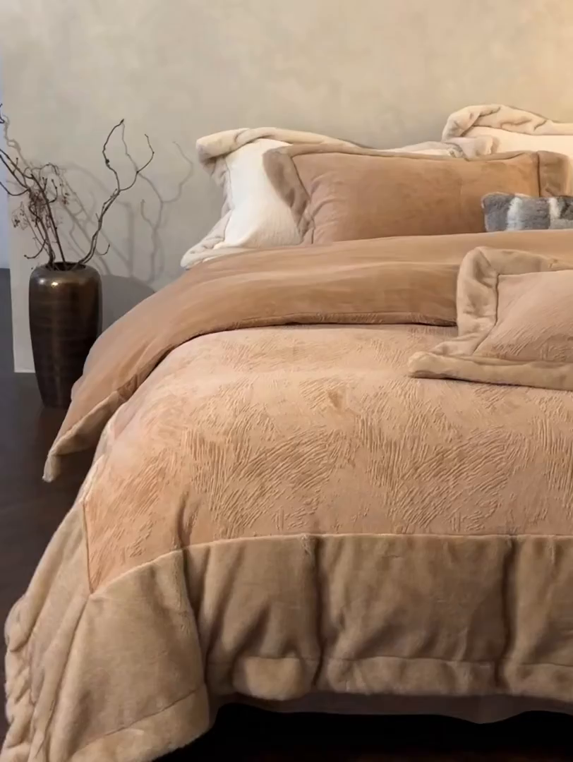 91家纺网 家纺一手货源 找家纺 佳汐蓝家纺 2025新款雕花牛奶绒水貂毛拼边四件套-丹尔曼（卷后不低于398起） 丹尔曼-咖色