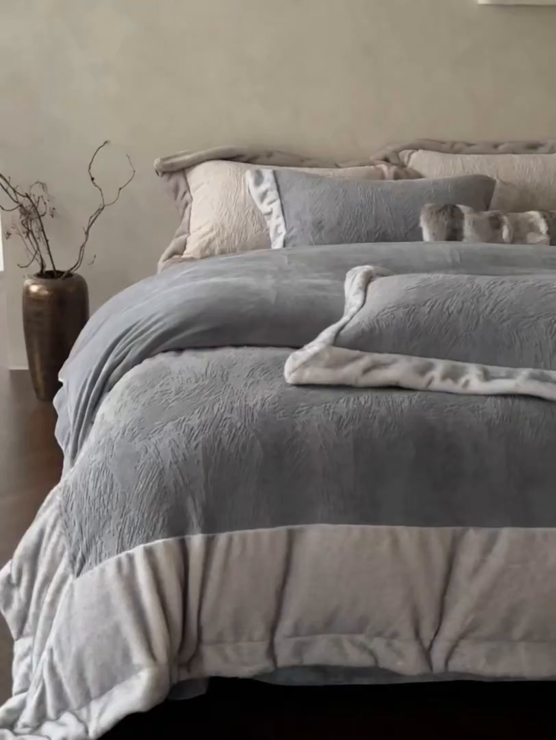 91家纺网 家纺一手货源 找家纺 佳汐蓝家纺 2025新款雕花牛奶绒水貂毛拼边四件套-丹尔曼（卷后不低于398起） 丹尔曼-蓝灰