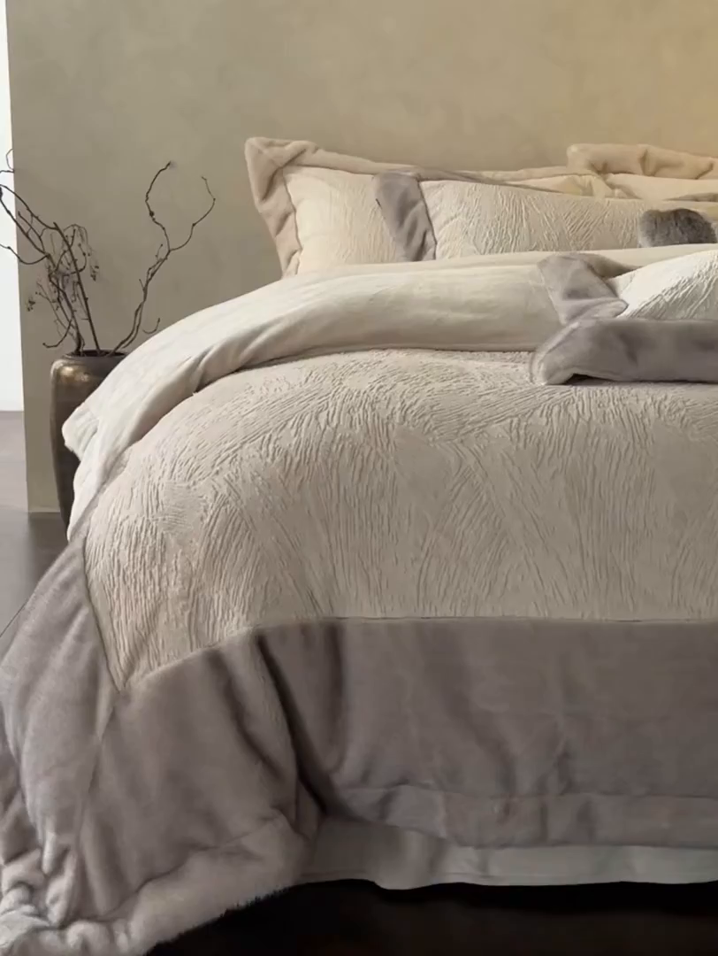 91家纺网 家纺一手货源 找家纺 佳汐蓝家纺 2025新款雕花牛奶绒水貂毛拼边四件套-丹尔曼（卷后不低于398起） 丹尔曼-白灰