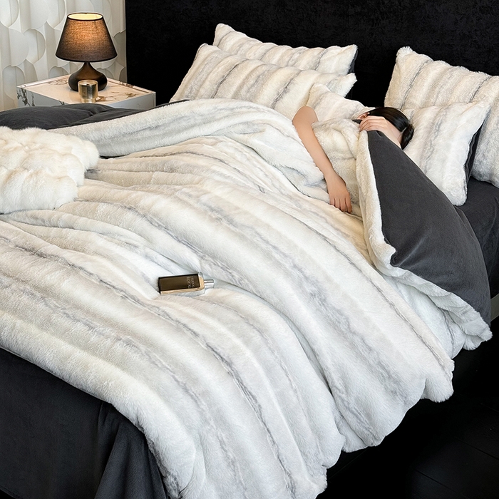 91家纺网 家纺一手货源 找家纺 （总）若未家居 LOVEWE HOUSE 2025新款丹麦貂A版350克B版220克全消光牛奶绒简约高级感皮草绒四件套-龙猫（控价券后不低于298）