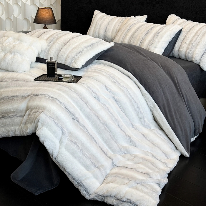 91家纺网 家纺一手货源 找家纺 （总）若未家居 LOVEWE HOUSE 2025新款丹麦貂A版350克B版220克全消光牛奶绒简约高级感皮草绒四件套-龙猫（控价券后不低于298）