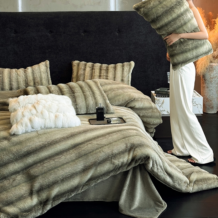 91家纺网 家纺一手货源 找家纺 若未家居 LOVEWE HOUSE 2025新款丹麦貂A版350克B版220克全消光牛奶绒简约高级感皮草绒四件套-龙猫（控价券后不低于298） 龙猫-松绿