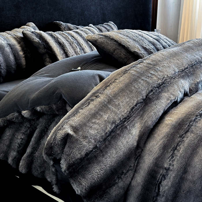 91家纺网 家纺一手货源 找家纺 若未家居 LOVEWE HOUSE 2025新款丹麦貂A版350克B版220克全消光牛奶绒简约高级感皮草绒四件套-龙猫（控价券后不低于298） 龙猫-午夜蓝