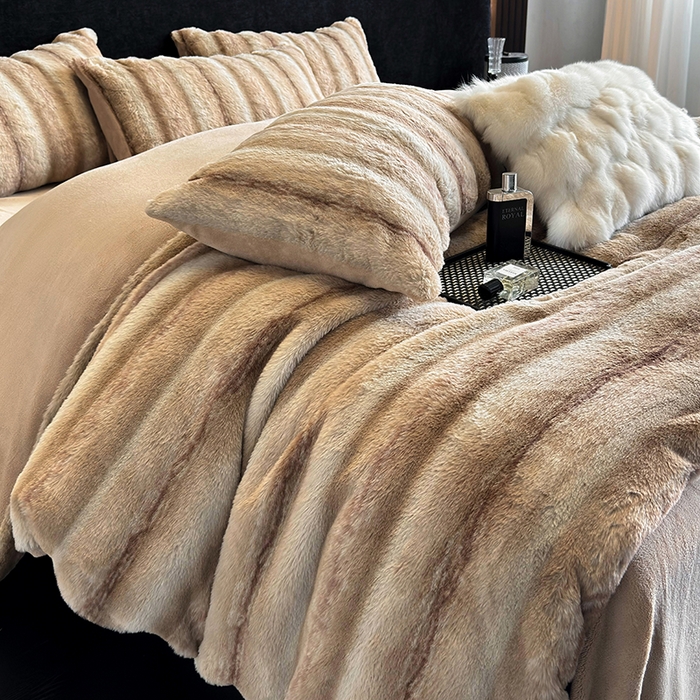 91家纺网 家纺一手货源 找家纺 若未家居 LOVEWE HOUSE 2025新款丹麦貂A版350克B版220克全消光牛奶绒简约高级感皮草绒四件套-龙猫（控价券后不低于298） 龙猫-驼色