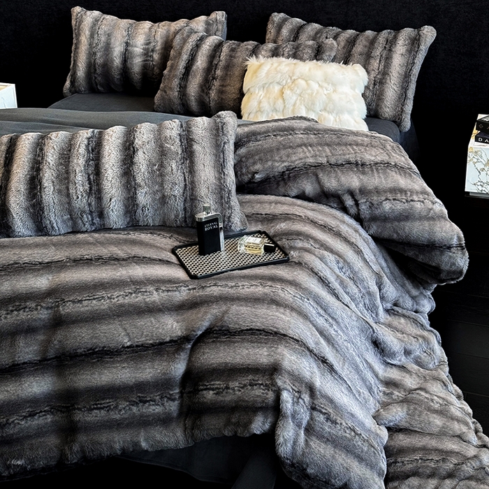 91家纺网 家纺一手货源 找家纺 若未家居 LOVEWE HOUSE 2025新款丹麦貂A版350克B版220克全消光牛奶绒简约高级感皮草绒四件套-龙猫（控价券后不低于298） 龙猫-午夜蓝