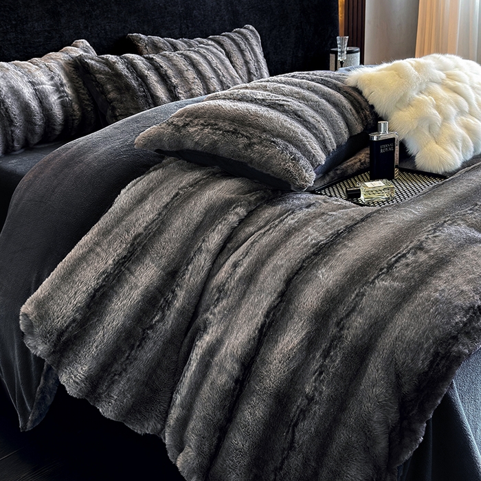 91家纺网 家纺一手货源 找家纺 若未家居 LOVEWE HOUSE 2025新款丹麦貂A版350克B版220克全消光牛奶绒简约高级感皮草绒四件套-龙猫（控价券后不低于298） 龙猫-午夜蓝