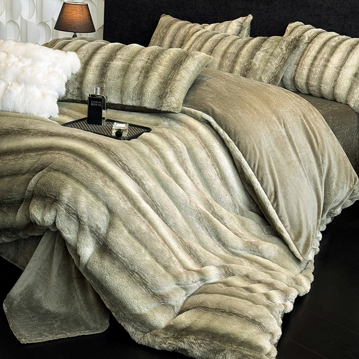 91家纺网 家纺一手货源 找家纺 若未家居 LOVEWE HOUSE 2025新款丹麦貂A版350克B版220克全消光牛奶绒简约高级感皮草绒四件套-龙猫（控价券后不低于298） 龙猫-松绿