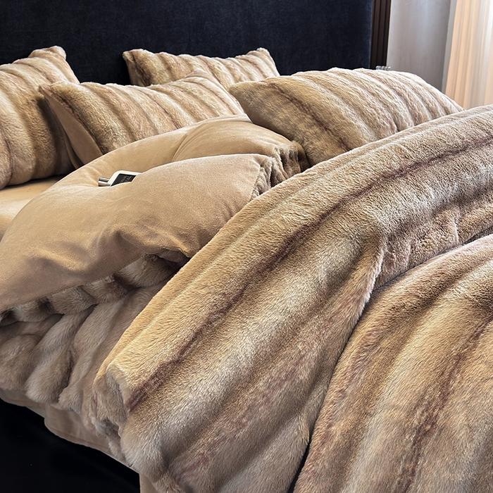91家纺网 家纺一手货源 找家纺 若未家居 LOVEWE HOUSE 2025新款丹麦貂A版350克B版220克全消光牛奶绒简约高级感皮草绒四件套-龙猫（控价券后不低于298） 龙猫-驼色