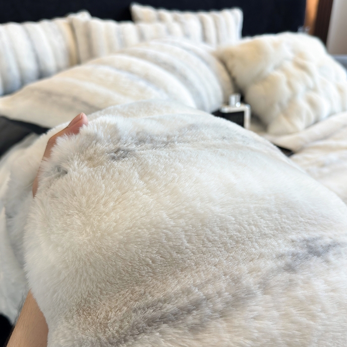 91家纺网 家纺一手货源 找家纺 若未家居 LOVEWE HOUSE 2025新款丹麦貂A版350克B版220克全消光牛奶绒简约高级感皮草绒四件套-龙猫（控价券后不低于298） 龙猫-奶白