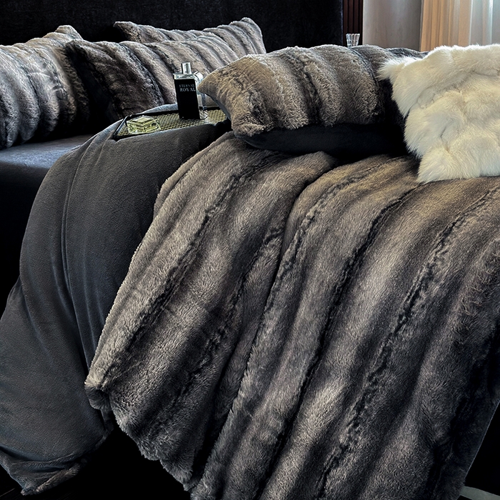 91家纺网 家纺一手货源 找家纺 若未家居 LOVEWE HOUSE 2025新款丹麦貂A版350克B版220克全消光牛奶绒简约高级感皮草绒四件套-龙猫（控价券后不低于298） 龙猫-午夜蓝