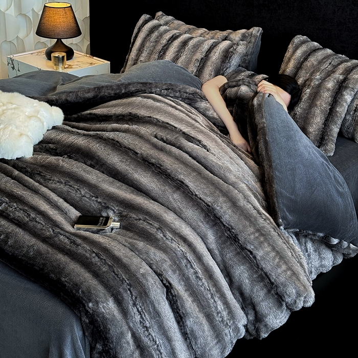 91家纺网 家纺一手货源 找家纺 若未家居 LOVEWE HOUSE 2025新款丹麦貂A版350克B版220克全消光牛奶绒简约高级感皮草绒四件套-龙猫（控价券后不低于298） 龙猫-午夜蓝