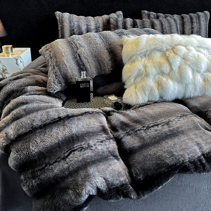 91家纺网 家纺一手货源 找家纺 若未家居 LOVEWE HOUSE 2025新款丹麦貂A版350克B版220克全消光牛奶绒简约高级感皮草绒四件套-龙猫（控价券后不低于298） 龙猫-午夜蓝