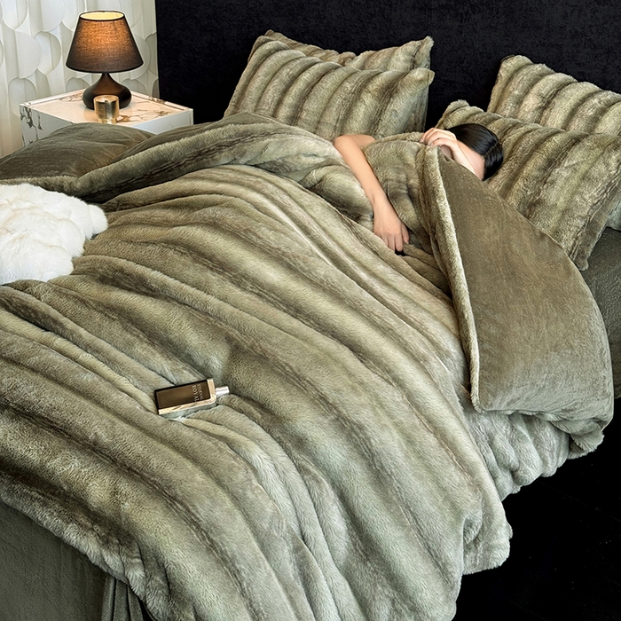 91家纺网 家纺一手货源 找家纺 若未家居 LOVEWE HOUSE 2025新款丹麦貂A版350克B版220克全消光牛奶绒简约高级感皮草绒四件套-龙猫（控价券后不低于298） 龙猫-松绿