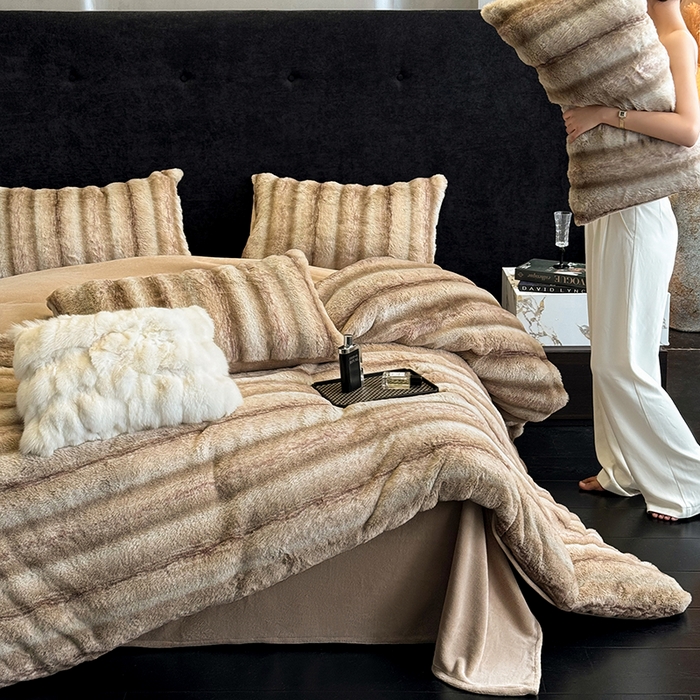 91家纺网 家纺一手货源 找家纺 若未家居 LOVEWE HOUSE 2025新款丹麦貂A版350克B版220克全消光牛奶绒简约高级感皮草绒四件套-龙猫（控价券后不低于298） 龙猫-驼色