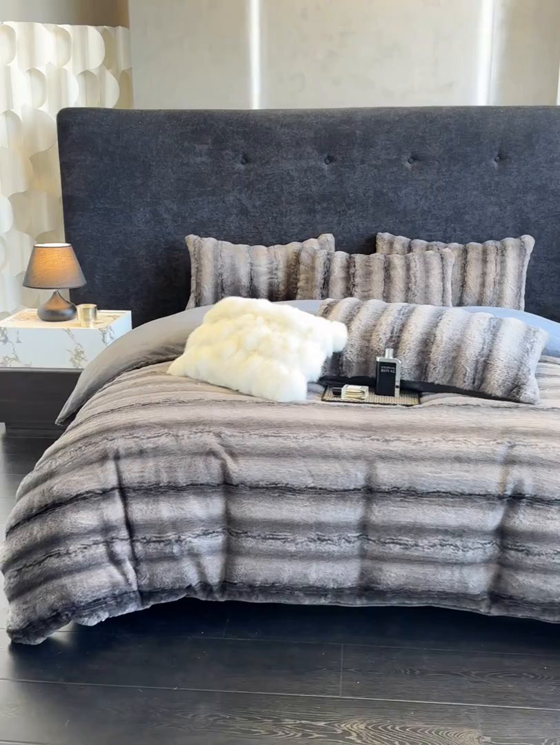 91家纺网 家纺一手货源 找家纺 若未家居 LOVEWE HOUSE 2025新款丹麦貂A版350克B版220克全消光牛奶绒简约高级感皮草绒四件套-龙猫（控价券后不低于298） 龙猫-午夜蓝