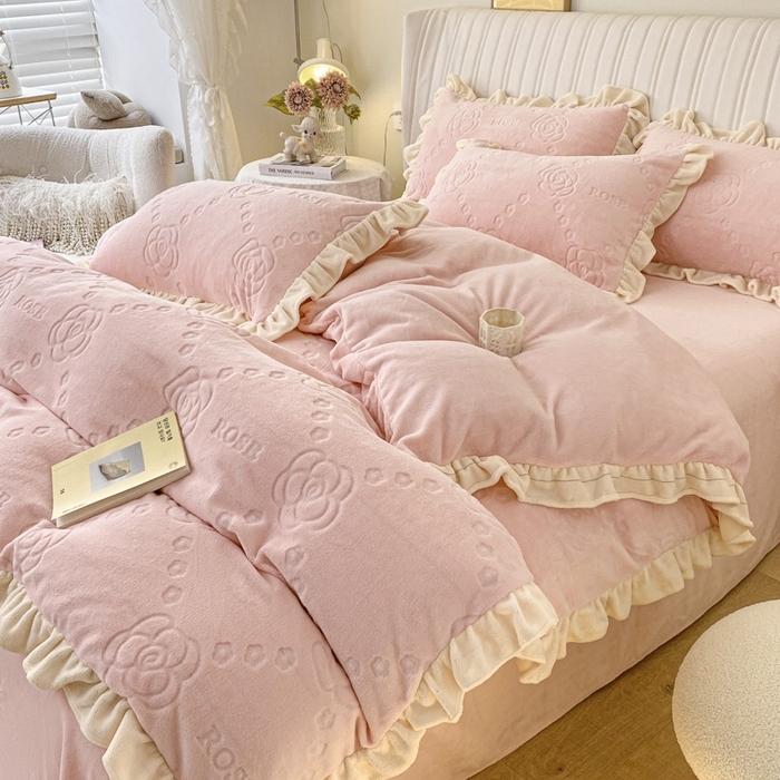 91家纺网 家纺一手货源 找家纺 艾佳2025新款卡通绣花款小华夫格毛毯毯子 华夫毯-蛋糕小兔粉