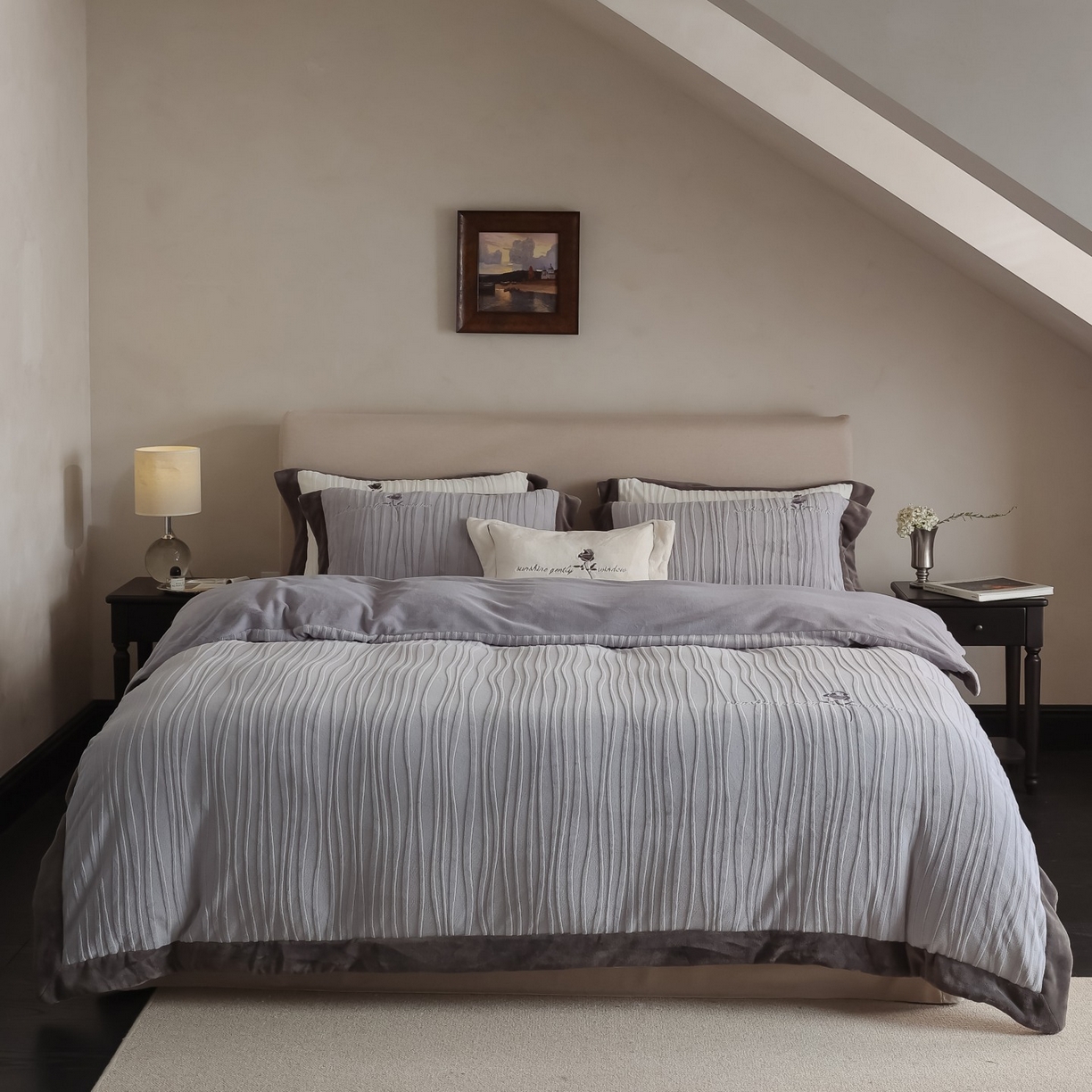 91家纺网 家纺一手货源 找家纺 初拾 2025新款230g全消光牛奶绒雕花 ”小资感“四件套-伯爵茶 伯爵茶-高级灰