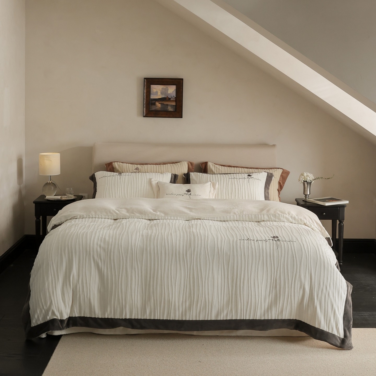 91家纺网 家纺一手货源 找家纺 初拾 2025新款230g全消光牛奶绒雕花 ”小资感“四件套-伯爵茶 伯爵茶-奶油白